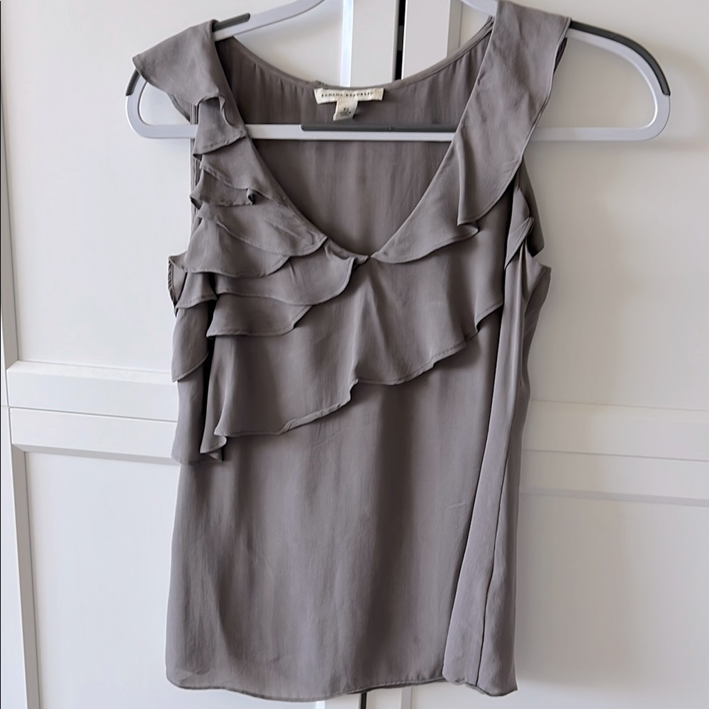 Banana Republic Gray Ruffled Sleeveless Silk Tank. Size XS
